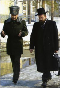 Rabbi Aron Gurevitch discusses religious affairs with a Russian army general.
