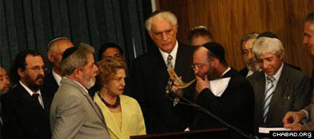Brazilian President Luis In &#225;cio, second from left, listens as Rabbi Yosef Schildkraut from Beit Chabad Itaim in S. Paulo blows the shofar.