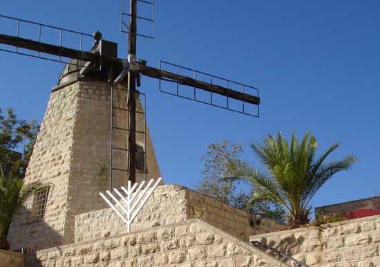 Rechavia, Israel - Publicizing the Chanukah Miracle