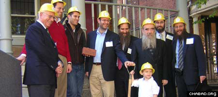 The Perelman Center for Jewish Life’s groundbreaking crew pauses for a group shot.