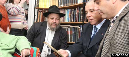 Moroccan consul Mohamed Karmoune sits down with the family of the late Rabbi Shlomo Matusof. (Photo: Eli Kahn)