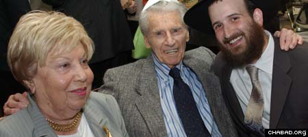 Rabbi Mendy Kasowitz shares a light moment with two seniors.