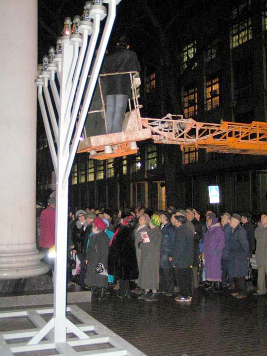 Dnepropetrovsk, Ukraine - Publicizing the Chanukah Miracle