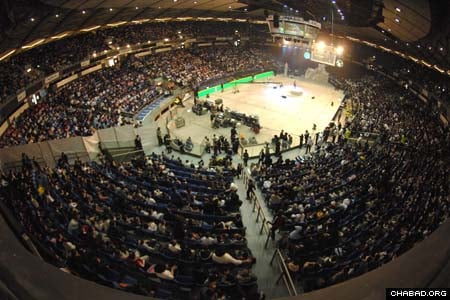 Close to 10,000 elementary school students filled Tel Aviv’s Yad Eliyahu stadium on occasion of the anniversary of the passing of the Sixth Lubavitcher Rebbe, Rabbi Yosef Yitzchak Schneersohn, of righteous memory. The students attend schools affiliated with the Oholei Yosef Yitzchak Lubavitch school system, which was named after the Rebbe.