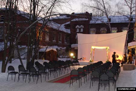 Tomsk, Russia, residents Yavgani Stradovtv and Bela Igorov opted to get married outside underneath a wedding canopy, in accordance with Jewish tradition. Some 400 guests witnessed the affair, the Siberian city’s first Jewish wedding in a century.