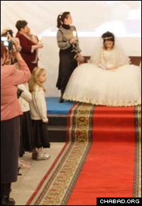 Bride Bela Stradovtv says Psalms during a bridal reception prior to Tomsk, Russia’s first Jewish wedding in a century.