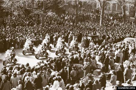 Des dizaines de milliers de personnes ont particip&#233; &#224; la procession fun&#233;raire de la Rabbanit en 1988.