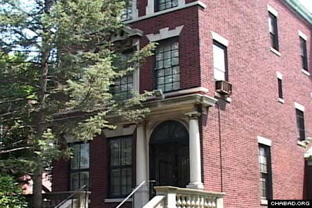 Le Rabbi et Rabbanit ont habit&#233; dans cette maison du quartier de Crown Heights &#224; Brooklyn depuis le milieu des ann&#233;es&#160;1950. (Jewish Educational Media)