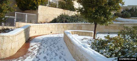 Snow covers a Jerusalem sidewalk. (Photo: Alice)