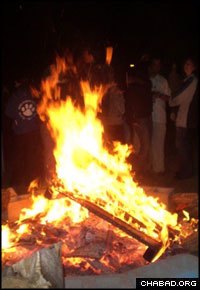 The 2007 Lag B’Omer bonfire hosted by the Jewish Center of Northern Liberties drew some 200 people.