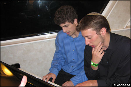Jewish college students riding the first-ever “Jews Cruise” pick out a few notes on the keyboard during Lag B’Omer festivities sponsored by the Chabad Jewish Center at the University of Southern California, the Chabad student group at S. Monica College, and the Chabad Houses serving the University of California at Los Angeles and California State University, Northridge.