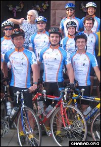 Founded by two alumni from the University of Illinois at Urbana-Champaign, Illini4000 heightens cancer awareness through a team of bike riders who traverse the United States and catalogue the experiences of cancer patients and survivors.