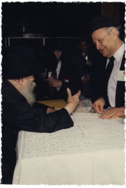 Rabbi Segal in an audience with the Rebbe in 1992 (Photo: Jewish Educational Media)