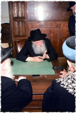 Les Grands-Rabbins d’Israël, Rav Mordékhaï Eliyahou et Rav Avraham Schapiro en audience avec le Rabbi en 1989