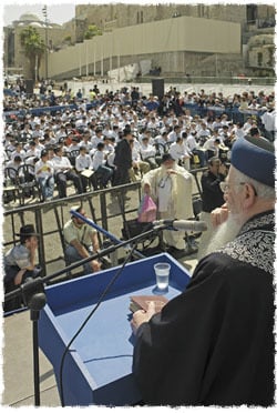 Rabbi Eliyahu speaks to 1,000 bar and bat mitzvah boys and girls at a grand celebration in honor of their coming of age. The yearly event is organized on the anniversary of the Rebbe&#39;s birth.
