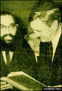 Rabbi Yitzchok Dovid Groner, left, met with Sir John Grey Gorton, Australia’s 19th prime minister, at Melbourne’s Yeshiva Centre in 1968.