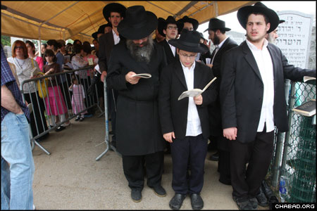 People began lining up at the Rebbe’s holy resting place in Cambria Heights, N.Y., on Saturday night. Throughout the following day – the 14th anniversary of the Rebbe’s passing – tens of thousands of people waited for hours to visit the site, where they recited Psalms and prayed to G-d.