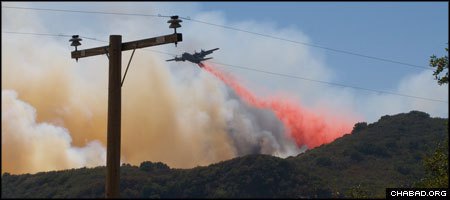 A modified cargo plane drops fire retardant on a wildfire in the mountains surrounding S. Barbara, Calif. (Photo: Kevin Stanchfield)
