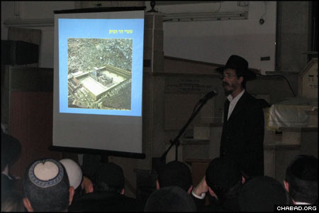 Hundreds of people turned out for the siyum at the Chabad-Lubavitch synagogue in Tel Aviv, Israel’s Geulat Yisrael neighborhood. Organized by Rabbi Yitzchok Be’er, program director at Chabad-Lubavitch of Tel Aviv, the seminar included a discussion of the laws of the Holy Temple and the building of the Third Holy Temple during the Messianic Era.