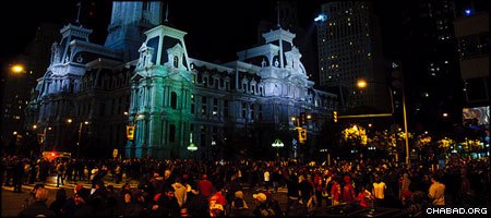 Jubilant fans gather around Philadelphia’s City Hall after the Phillies win the World Series. (Photo: Phanatic/Flickr)