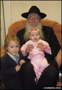 Rabbi Moshe Katsenelenbogen with two of his grandchildren