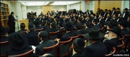 Chabad-Lubavitch emissaries crowd a session dedicated to the economy at their annual conference in Brooklyn, N.Y. (Photo: Israel Bardugo)