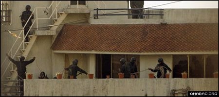Indian commandos fortify their positions on the top two floors of the Chabad House in Mumbai. (Photo: IBNlive.com)