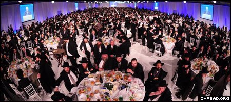 More than 4,000 Jewish community leaders, their family members, friends and supporters gathered at Manhattan’s Pier 94 for the concluding banquet of the 25th-annual International Conference of Chabad-Lubavitch Emissaries. (Photo: Israel Bardugo)