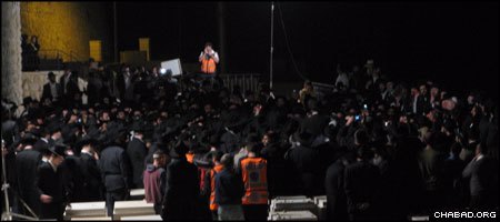 Rabbi Gavriel and Rivka Holtzberg were buried in side-by-side plots in a nighttime ceremony at Jerusalem’s Mount of Olives cemetery. (Photo: Tamar Runyan)