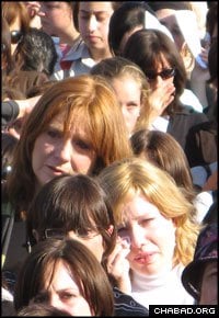 Thousands of people attended the tearful service. (Photo: Tamar Runyan)