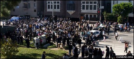An estimated 1,000 people attended an outdoor memorial service at the headquarters of Chabad-Lubavitch of the West Coast. (Photo: Mushka Lightstone)