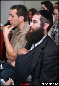 More than 1,000 people packed Sydney’s Yeshiva Centre for the memorial ceremony. (Photo: Nadine Saacks)