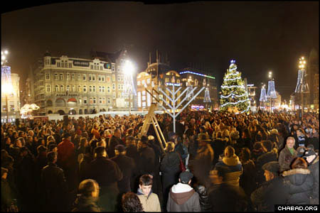 Amsterdam’s famous Dam Square overflowed with celebrants during a public Chanukah menorah lighting organized by Chabad-Lubavitch of the Netherlands. (Photos: Dirk P. H. Spits)