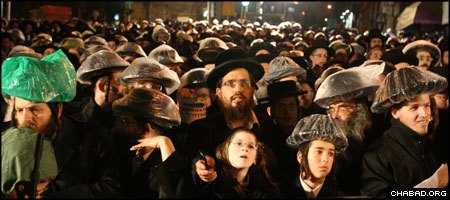 More than 5,000 people filled Jerusalem’s Shabbat Square to mark the conclusion of a 30-day mourning period for the Jewish victims of the Mumbai terror attacks. (Photo: Pini Rosen)