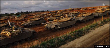 Columns of Israeli tanks line up prior to being ordered into the Gaza Strip. (Photo: IDF Spokesperson’s Office)