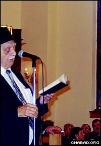 Rabbi David B. Hollander speaks at an event for Russian immigrants at the Hebrew Alliance – F.R.E.E. synagogue in Brighton Beach, N.Y.