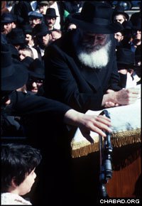 Standing near the Rebbe, a small child says a Torah verse during the 1981 blessing of the sun. (Photo: Chaim Baruch Halberstam/JEM)