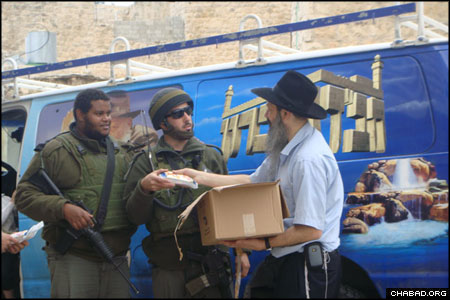 Los Angeles’ Chabad Israel Center sponsored boxes of care packages that were delivered to hundreds of Israeli soldiers stationed in and around Hebron.