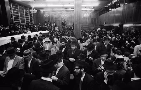 While Shazar and the Rebbe remained in the Rebbe’s office, Jerry went to the synagogue downstairs and captured some photos of the crowd that was assembling at Lubavitch World Headquarters in anticipation of the Rebbe’s farbrengen (public gathering) scheduled for that evening. The farbrengen was in honor of the Rebbe’s father-in-law’s release from Soviet incarceration. © 2009 JERRY DANTZIC ARCHIVES, All Rights Reserved