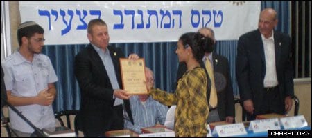 Lod Mayor Ilan Hariri presents an award to Ora Bosi.