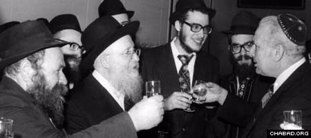 Israeli President Ephraim Katzir, right, toasts newly-arrived Chabad-Lubavitch emissaries sent by the Rebbe, Rabbi Menachem M. Schneerson, of righteous memory, in 1976. The group’s scholarly teacher and mentor, Rabbi Mordechai Mentlik, second from left, accompanied the emissaries from New York. (Photos courtesy of Rabbi Zev Katz)