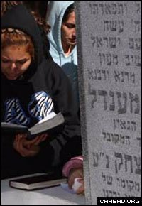 College students reflect and pray to G-d at the Rebbe’s resting place in Cambria Heights, N.Y. (Photo: Y. Taichman)