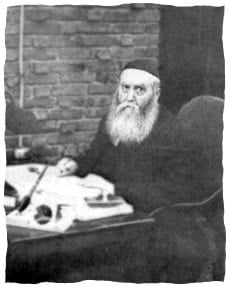 Rabbi Yossef Its'hak à sa table de travail