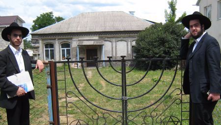 The town&#39;s synagogue is under construction.