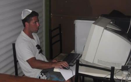 "אמא מה קורה?" מטייל משתמש בעמדת המחשב של בית חב"ד באיה נאפה