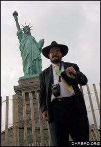 Mendel Aisenbach took a pair of tefillin, a charity box and Shabbat candles to Liberty Island each day.