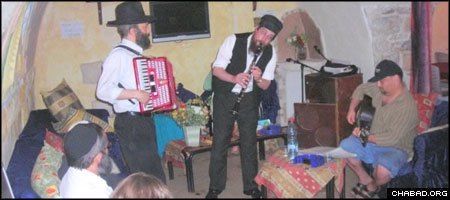 Klezmer enthusiast Chaim Kumer performs for guests at Ascent of Safed during the city’s annual Klezmer Festival.