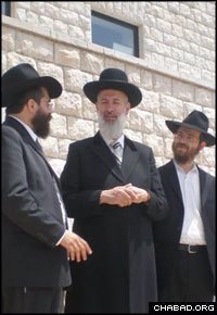 Israeli Chief Rabbi Yonah Metzger, center, was among the center’s new guests.