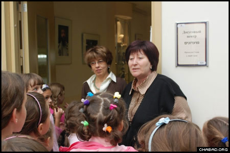 Staff members of the Shaarei Tzedek social welfare center welcome a group of visiting girls from Moscow’s Bnot Menachem school. The third grouping exhibited the work of one artist, who is among the 15,000 people who benefit daily from Shaarei Tzedek’s financial, food and medical assistance projects.