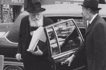 The Rebbe says thank you to Rabbi Klein as he leaves the car.
